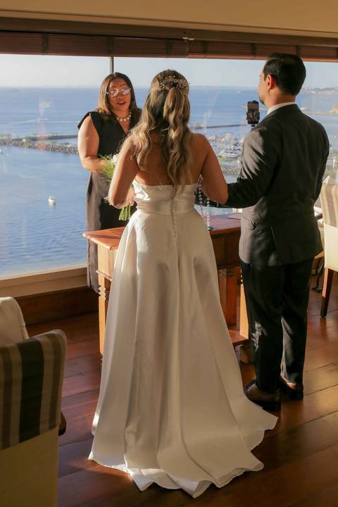 A iluminação perfeita da golden hour emoldurando com leveza a emocionante troca de alianças de Lais e Caio. Um momento mágico inesquecível. Foto: Waldyr Lantyer, Fotografia de casamento em Salvador-Ba'