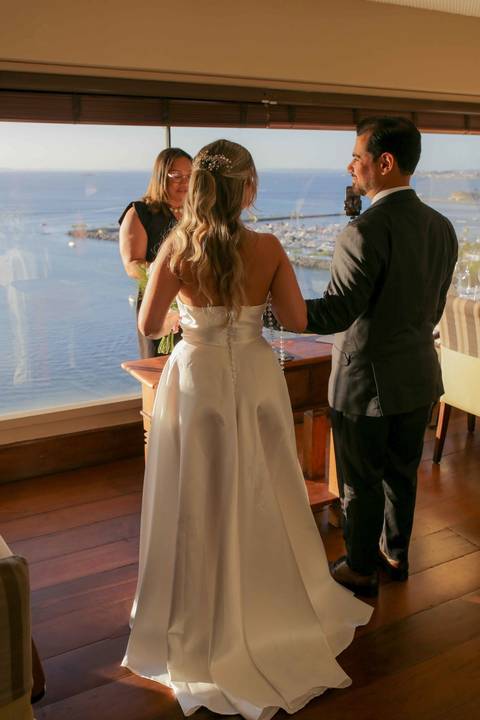 A iluminação perfeita da golden hour emoldurando com leveza a emocionante troca de alianças de Lais e Caio. Um momento mágico inesquecível. Foto: Waldyr Lantyer, Fotografia de casamento em Salvador-Ba'