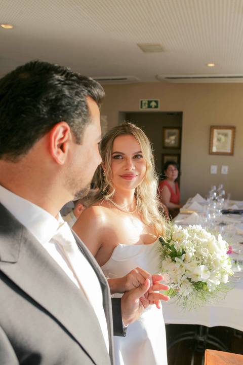 A iluminação perfeita da golden hour emoldurando com leveza a emocionante troca de alianças de Lais e Caio. Um momento mágico inesquecível. Foto: Waldyr Lantyer, Fotografia de casamento em Salvador-Ba'