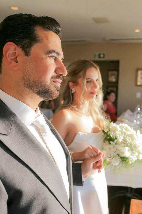 Palavras profundas, marcantes e repletas de cumplicidade na leitura dos votos matrimoniais. A essência do amor eterno capturada com alma. Foto: Waldyr Lantyer, Fotografia de casamento em Salvador-Ba'