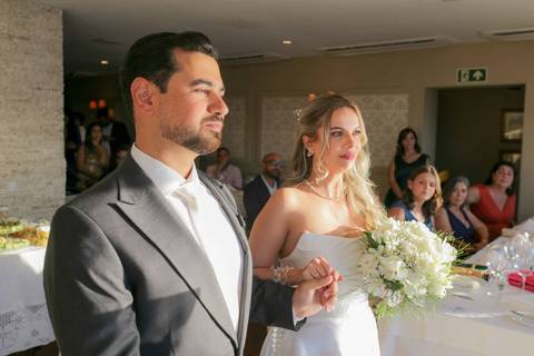 Palavras profundas, marcantes e repletas de cumplicidade na leitura dos votos matrimoniais. A essência do amor eterno capturada com alma. Foto: Waldyr Lantyer, Fotografia de casamento em Salvador-Ba'