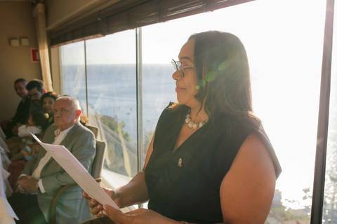 Palavras profundas, marcantes e repletas de cumplicidade na leitura dos votos matrimoniais. A essência do amor eterno capturada com alma. Foto: Waldyr Lantyer, Fotografia de casamento em Salvador-Ba'