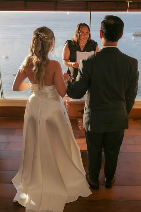 Palavras profundas, marcantes e repletas de cumplicidade na leitura dos votos matrimoniais. A essência do amor eterno capturada com alma. Foto: Waldyr Lantyer, Fotografia de casamento em Salvador-Ba'