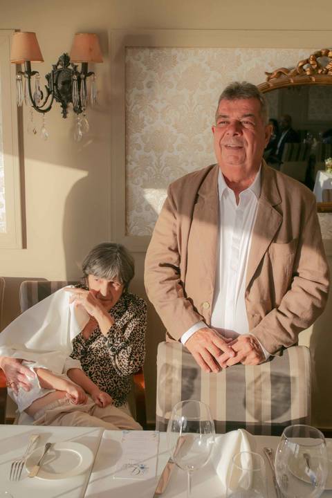 Palavras profundas, marcantes e repletas de cumplicidade na leitura dos votos matrimoniais. A essência do amor eterno capturada com alma. Foto: Waldyr Lantyer, Fotografia de casamento em Salvador-Ba'