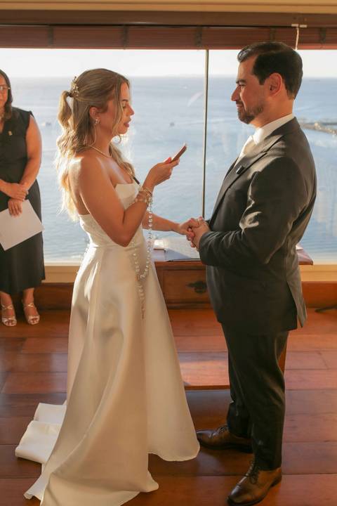 Palavras profundas, marcantes e repletas de cumplicidade na leitura dos votos matrimoniais. A essência do amor eterno capturada com alma. Foto: Waldyr Lantyer, Fotografia de casamento em Salvador-Ba'