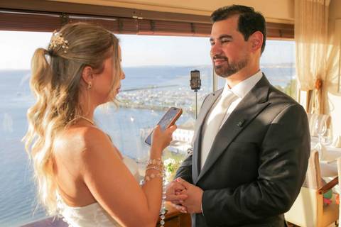 Palavras profundas, marcantes e repletas de cumplicidade na leitura dos votos matrimoniais. A essência do amor eterno capturada com alma. Foto: Waldyr Lantyer, Fotografia de casamento em Salvador-Ba'