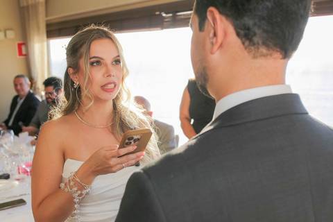 Palavras profundas, marcantes e repletas de cumplicidade na leitura dos votos matrimoniais. A essência do amor eterno capturada com alma. Foto: Waldyr Lantyer, Fotografia de casamento em Salvador-Ba'