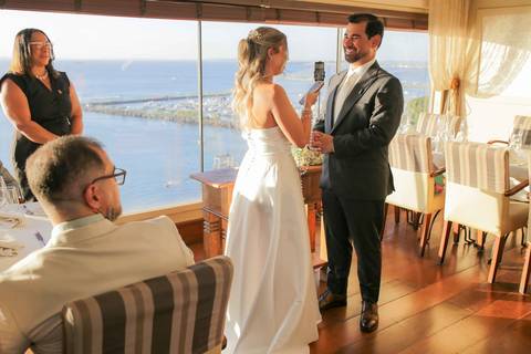 Palavras profundas, marcantes e repletas de cumplicidade na leitura dos votos matrimoniais. A essência do amor eterno capturada com alma. Foto: Waldyr Lantyer, Fotografia de casamento em Salvador-Ba'