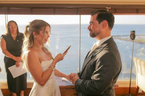 O esperado e apaixonado primeiro beijo dos recém-casados ao entardecer deslumbrante no Chez Bernard. A celebração do amor de Lais e Caio. Foto: Waldyr Lantyer, Fotografia de casamento em Salvador-Ba'