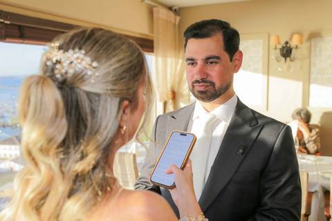 O esperado e apaixonado primeiro beijo dos recém-casados ao entardecer deslumbrante no Chez Bernard. A celebração do amor de Lais e Caio. Foto: Waldyr Lantyer, Fotografia de casamento em Salvador-Ba'