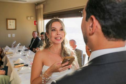 O esperado e apaixonado primeiro beijo dos recém-casados ao entardecer deslumbrante no Chez Bernard. A celebração do amor de Lais e Caio. Foto: Waldyr Lantyer, Fotografia de casamento em Salvador-Ba'