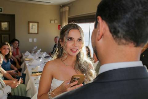 O esperado e apaixonado primeiro beijo dos recém-casados ao entardecer deslumbrante no Chez Bernard. A celebração do amor de Lais e Caio. Foto: Waldyr Lantyer, Fotografia de casamento em Salvador-Ba'