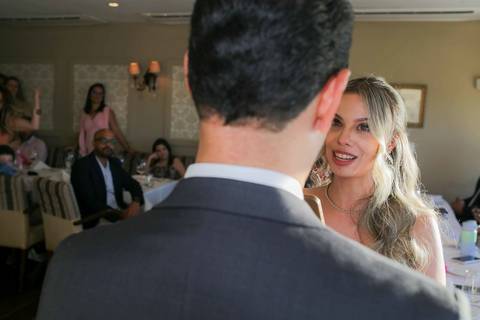 O esperado e apaixonado primeiro beijo dos recém-casados ao entardecer deslumbrante no Chez Bernard. A celebração do amor de Lais e Caio. Foto: Waldyr Lantyer, Fotografia de casamento em Salvador-Ba'