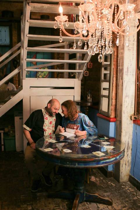 Celebrar 14 anos da Casa de Tereza ao lado da chef Tereza Paim é viver a verdadeira essência da culinária baiana. Cada detalhe da noite refletiu o amor, a dedicação e a rica história que transformaram este espaço em uma referência na Bahia toda.'
