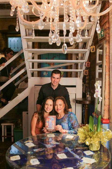 O evento no Rio Vermelho reuniu nomes marcantes da nossa cultura em uma atmosfera de pura festa. Entre sorrisos e abraços, a comemoração dos 14 anos da casa consagrou ainda mais este lugar como um templo da boa comida e da recepção calorosa.'