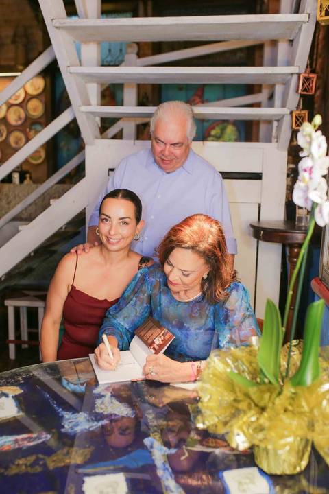 O evento no Rio Vermelho reuniu nomes marcantes da nossa cultura em uma atmosfera de pura festa. Entre sorrisos e abraços, a comemoração dos 14 anos da casa consagrou ainda mais este lugar como um templo da boa comida e da recepção calorosa.'