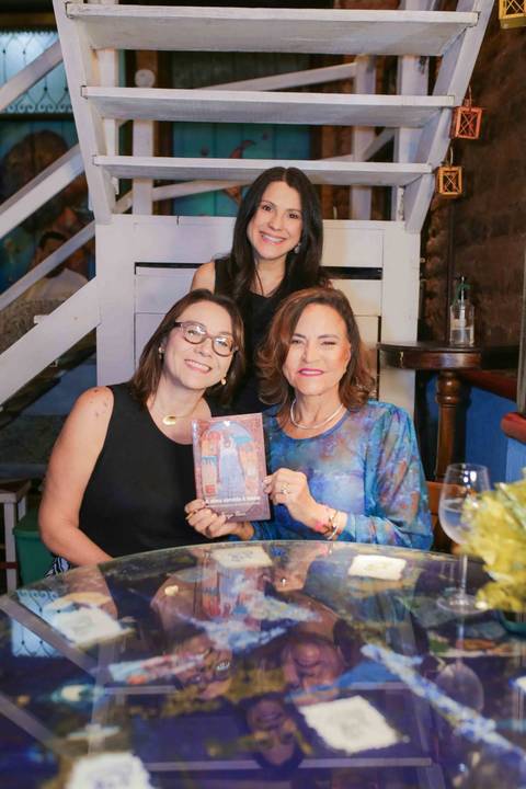 O evento no Rio Vermelho reuniu nomes marcantes da nossa cultura em uma atmosfera de pura festa. Entre sorrisos e abraços, a comemoração dos 14 anos da casa consagrou ainda mais este lugar como um templo da boa comida e da recepção calorosa.'