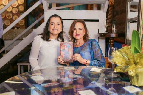 Registrar a emoção da chef Tereza Paim enquanto assinava os exemplares do livro foi uma experiência marcante. Através das lentes, foi possível ver a gratidão estampada em seu rosto a cada conversa rápida com seus leitores e queridos amigos.'
