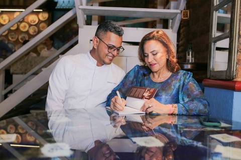 Celebrar 14 anos da Casa de Tereza ao lado da chef Tereza Paim é viver a verdadeira essência da culinária baiana. Cada detalhe da noite refletiu o amor, a dedicação e a rica história que transformaram este espaço em uma referência na Bahia toda.'