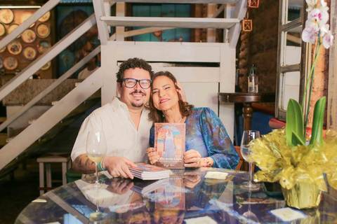 Registrar a emoção da chef Tereza Paim enquanto assinava os exemplares do livro foi uma experiência marcante. Através das lentes, foi possível ver a gratidão estampada em seu rosto a cada conversa rápida com seus leitores e queridos amigos.'