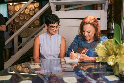 A obra A Alma Servida à Mesa sintetiza anos de pesquisa, amor e respeito pelos ingredientes locais. Ver a chef compartilhando essa conquista em um evento tão prestigiado reforça o papel fundamental que ela desempenha em nossa cultura baiana.'