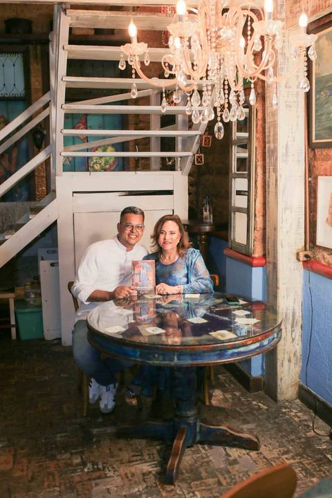 Celebrar 14 anos da Casa de Tereza ao lado da chef Tereza Paim é viver a verdadeira essência da culinária baiana. Cada detalhe da noite refletiu o amor, a dedicação e a rica história que transformaram este espaço em uma referência na Bahia toda.'