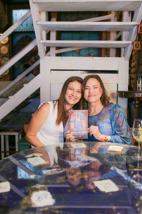 A obra A Alma Servida à Mesa sintetiza anos de pesquisa, amor e respeito pelos ingredientes locais. Ver a chef compartilhando essa conquista em um evento tão prestigiado reforça o papel fundamental que ela desempenha em nossa cultura baiana.'