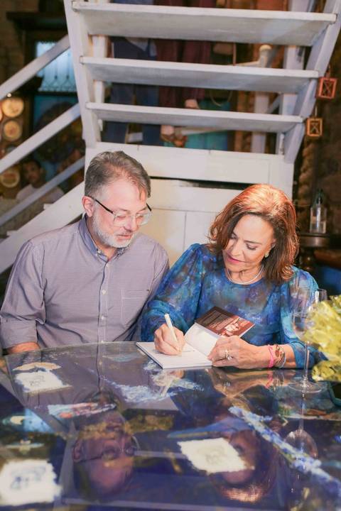 A obra A Alma Servida à Mesa sintetiza anos de pesquisa, amor e respeito pelos ingredientes locais. Ver a chef compartilhando essa conquista em um evento tão prestigiado reforça o papel fundamental que ela desempenha em nossa cultura baiana.'