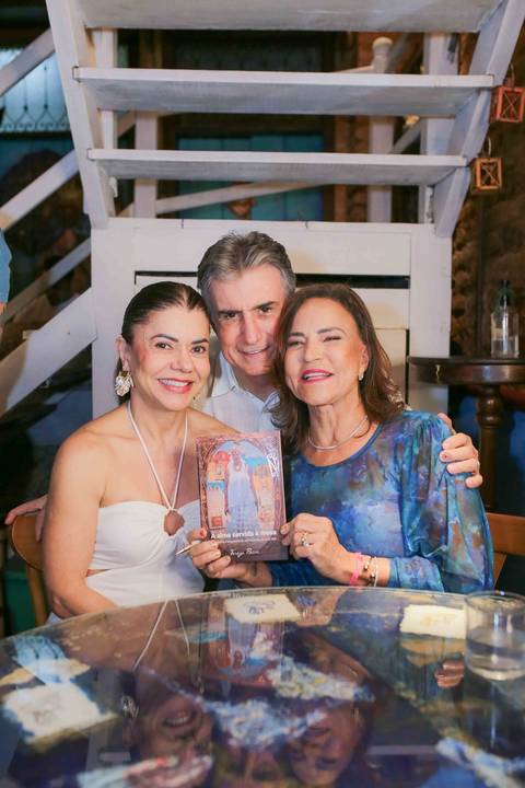 A obra A Alma Servida à Mesa sintetiza anos de pesquisa, amor e respeito pelos ingredientes locais. Ver a chef compartilhando essa conquista em um evento tão prestigiado reforça o papel fundamental que ela desempenha em nossa cultura baiana.'