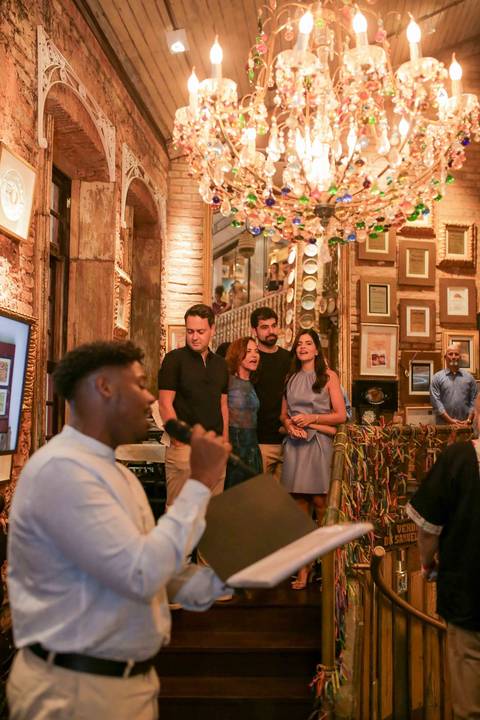 A iluminação e a decoração da Casa de Tereza criaram o cenário perfeito para registrar cada gesto de carinho. A noite de autógrafos transcorreu com leveza, alegria e o clima acolhedor que já virou marca registrada deste restaurante tão especial.'