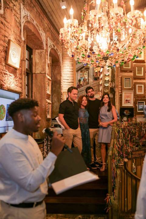 A iluminação e a decoração da Casa de Tereza criaram o cenário perfeito para registrar cada gesto de carinho. A noite de autógrafos transcorreu com leveza, alegria e o clima acolhedor que já virou marca registrada deste restaurante tão especial.'