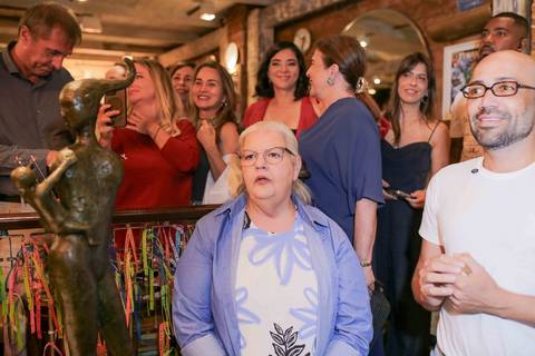 A iluminação e a decoração da Casa de Tereza criaram o cenário perfeito para registrar cada gesto de carinho. A noite de autógrafos transcorreu com leveza, alegria e o clima acolhedor que já virou marca registrada deste restaurante tão especial.'