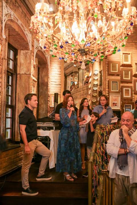 A iluminação e a decoração da Casa de Tereza criaram o cenário perfeito para registrar cada gesto de carinho. A noite de autógrafos transcorreu com leveza, alegria e o clima acolhedor que já virou marca registrada deste restaurante tão especial.'