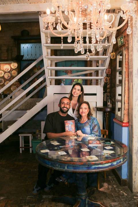 Celebrar 14 anos da Casa de Tereza ao lado da chef Tereza Paim é viver a verdadeira essência da culinária baiana. Cada detalhe da noite refletiu o amor, a dedicação e a rica história que transformaram este espaço em uma referência na Bahia toda.'