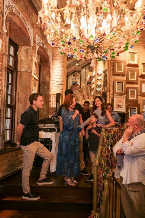 A iluminação e a decoração da Casa de Tereza criaram o cenário perfeito para registrar cada gesto de carinho. A noite de autógrafos transcorreu com leveza, alegria e o clima acolhedor que já virou marca registrada deste restaurante tão especial.'