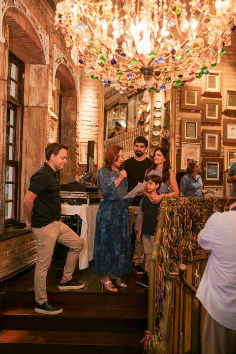 A iluminação e a decoração da Casa de Tereza criaram o cenário perfeito para registrar cada gesto de carinho. A noite de autógrafos transcorreu com leveza, alegria e o clima acolhedor que já virou marca registrada deste restaurante tão especial.'