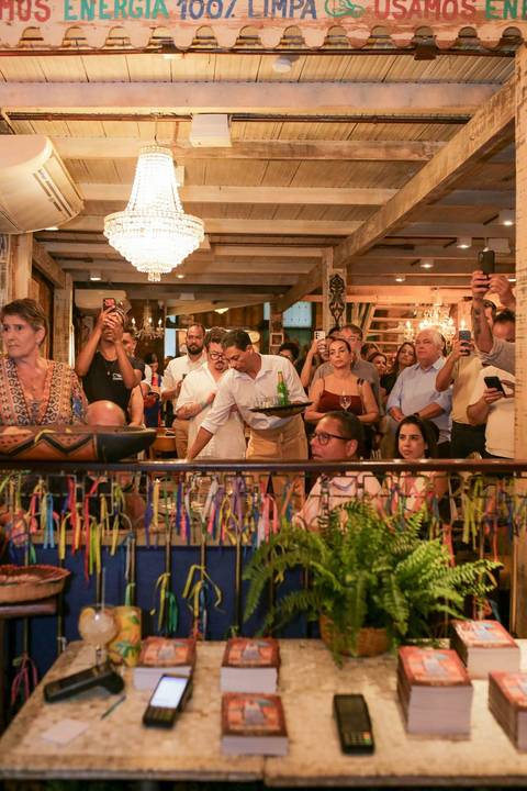 A iluminação e a decoração da Casa de Tereza criaram o cenário perfeito para registrar cada gesto de carinho. A noite de autógrafos transcorreu com leveza, alegria e o clima acolhedor que já virou marca registrada deste restaurante tão especial.'