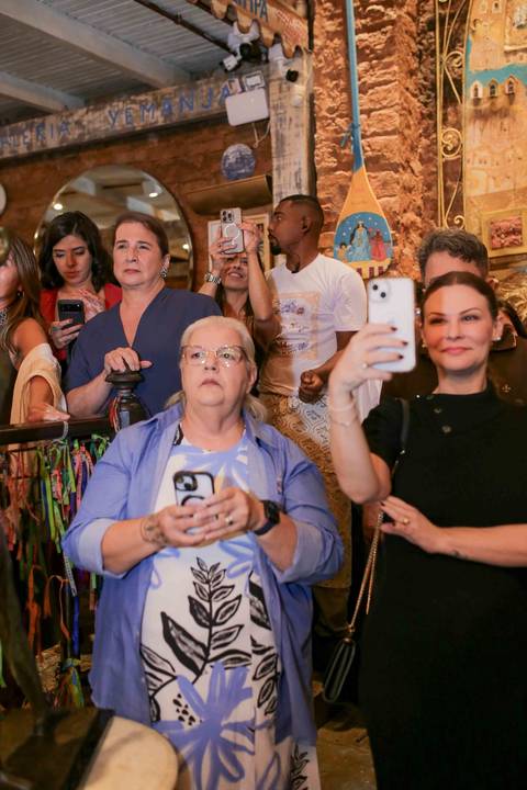 A iluminação e a decoração da Casa de Tereza criaram o cenário perfeito para registrar cada gesto de carinho. A noite de autógrafos transcorreu com leveza, alegria e o clima acolhedor que já virou marca registrada deste restaurante tão especial.'