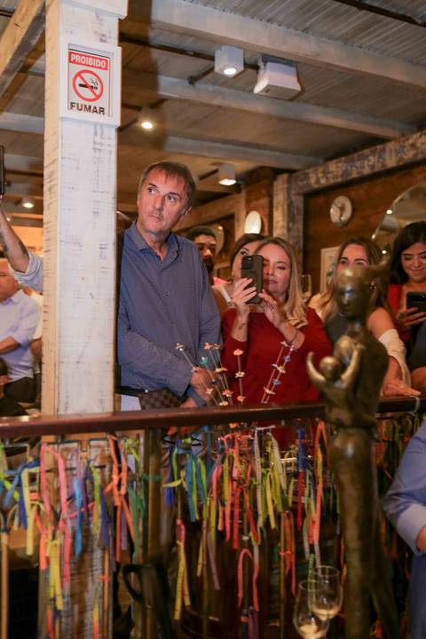 A iluminação e a decoração da Casa de Tereza criaram o cenário perfeito para registrar cada gesto de carinho. A noite de autógrafos transcorreu com leveza, alegria e o clima acolhedor que já virou marca registrada deste restaurante tão especial.'