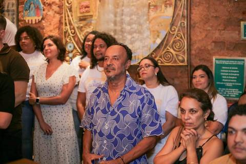 A cada autógrafo concedido, a chef Tereza Paim deixava mais do que uma assinatura: entregava um pedaço da sua paixão pela cozinha. A dedicação em atender cada pessoa com um sorriso sincero tornou a celebração ainda mais bonita de se registrar.'