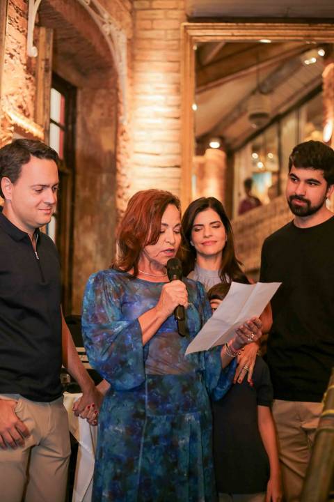 A cada autógrafo concedido, a chef Tereza Paim deixava mais do que uma assinatura: entregava um pedaço da sua paixão pela cozinha. A dedicação em atender cada pessoa com um sorriso sincero tornou a celebração ainda mais bonita de se registrar.'
