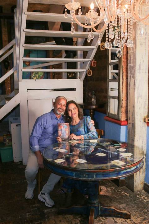 Celebrar 14 anos da Casa de Tereza ao lado da chef Tereza Paim é viver a verdadeira essência da culinária baiana. Cada detalhe da noite refletiu o amor, a dedicação e a rica história que transformaram este espaço em uma referência na Bahia toda.'