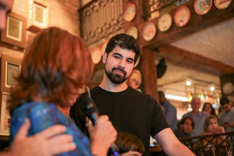 A cada autógrafo concedido, a chef Tereza Paim deixava mais do que uma assinatura: entregava um pedaço da sua paixão pela cozinha. A dedicação em atender cada pessoa com um sorriso sincero tornou a celebração ainda mais bonita de se registrar.'