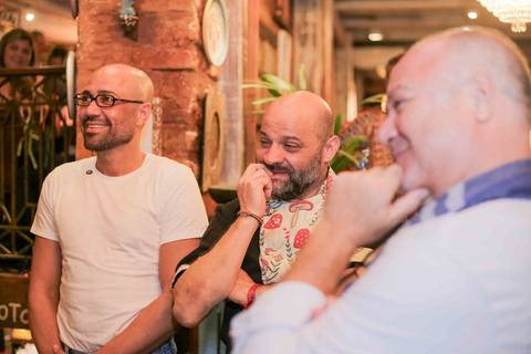 A cada autógrafo concedido, a chef Tereza Paim deixava mais do que uma assinatura: entregava um pedaço da sua paixão pela cozinha. A dedicação em atender cada pessoa com um sorriso sincero tornou a celebração ainda mais bonita de se registrar.'