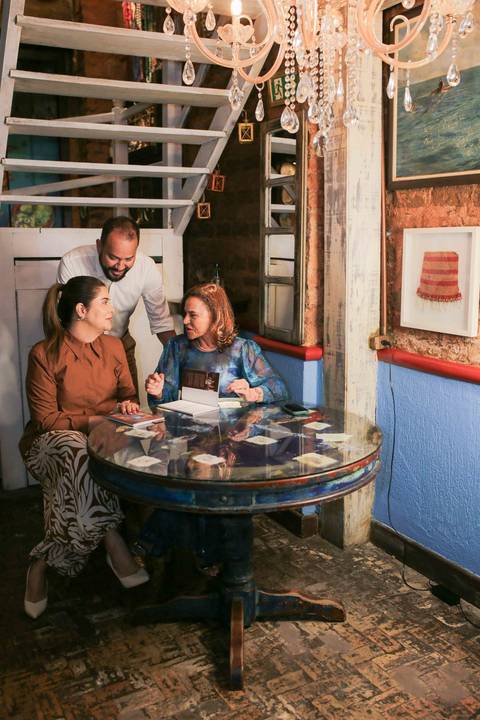 O lançamento do livro A Alma Servida à Mesa foi marcado por momentos únicos. A chef Tereza Paim recebeu a todos com o carinho de sempre, transformando a noite de autógrafos em um encontro inesquecível de celebração, afeto e muita cultura.'
