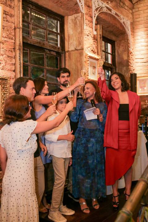 O carinho do público presente no lançamento do livro traduz o impacto do trabalho de Tereza Paim. Cada exemplar autografado representa o reconhecimento a uma trajetória construída com genuíno amor, pesquisa constante e respeito à nossa terra.'