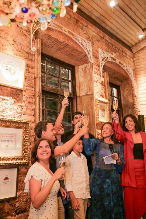 O carinho do público presente no lançamento do livro traduz o impacto do trabalho de Tereza Paim. Cada exemplar autografado representa o reconhecimento a uma trajetória construída com genuíno amor, pesquisa constante e respeito à nossa terra.'