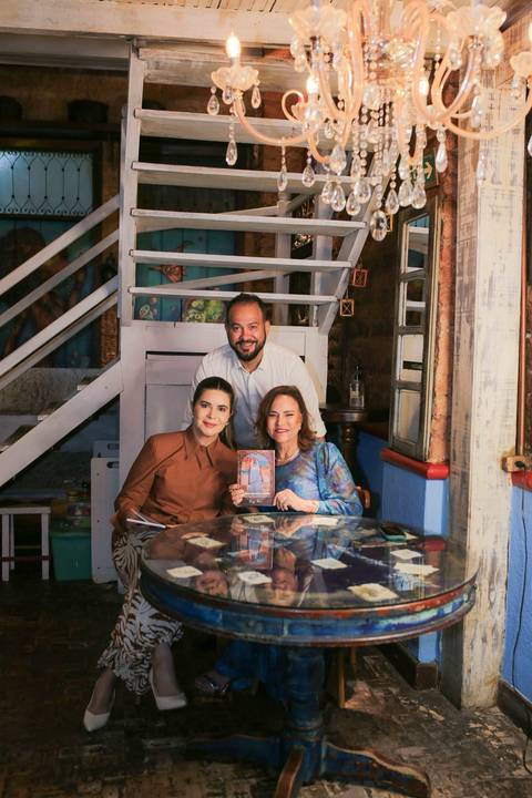 O lançamento do livro A Alma Servida à Mesa foi marcado por momentos únicos. A chef Tereza Paim recebeu a todos com o carinho de sempre, transformando a noite de autógrafos em um encontro inesquecível de celebração, afeto e muita cultura.'