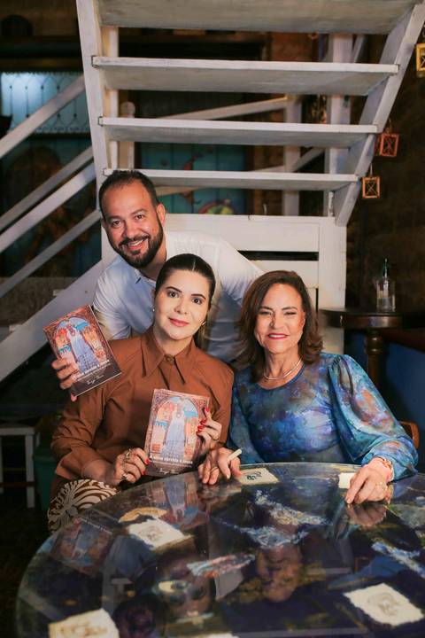 O lançamento do livro A Alma Servida à Mesa foi marcado por momentos únicos. A chef Tereza Paim recebeu a todos com o carinho de sempre, transformando a noite de autógrafos em um encontro inesquecível de celebração, afeto e muita cultura.'