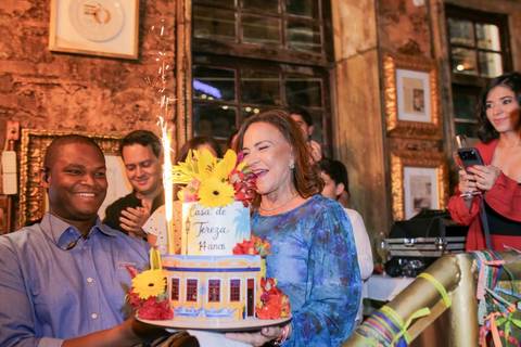 O carinho do público presente no lançamento do livro traduz o impacto do trabalho de Tereza Paim. Cada exemplar autografado representa o reconhecimento a uma trajetória construída com genuíno amor, pesquisa constante e respeito à nossa terra.'